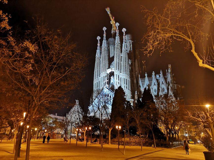 Nochmal die Sagrada, diesmal bei Nacht. Sieht irgendwie nach Photoshop aus, ist es aber nicht. Schwöre