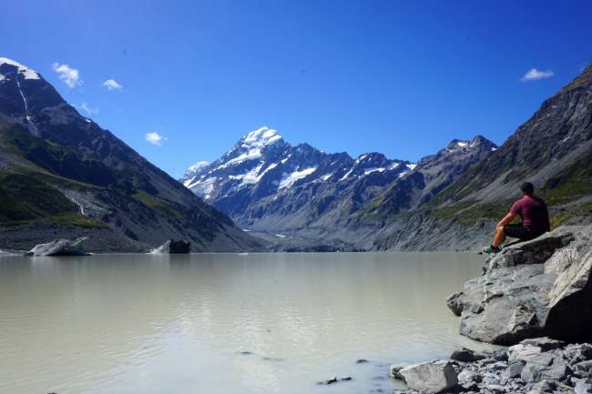 Blick auf Gletschersee und den Mt. Cook