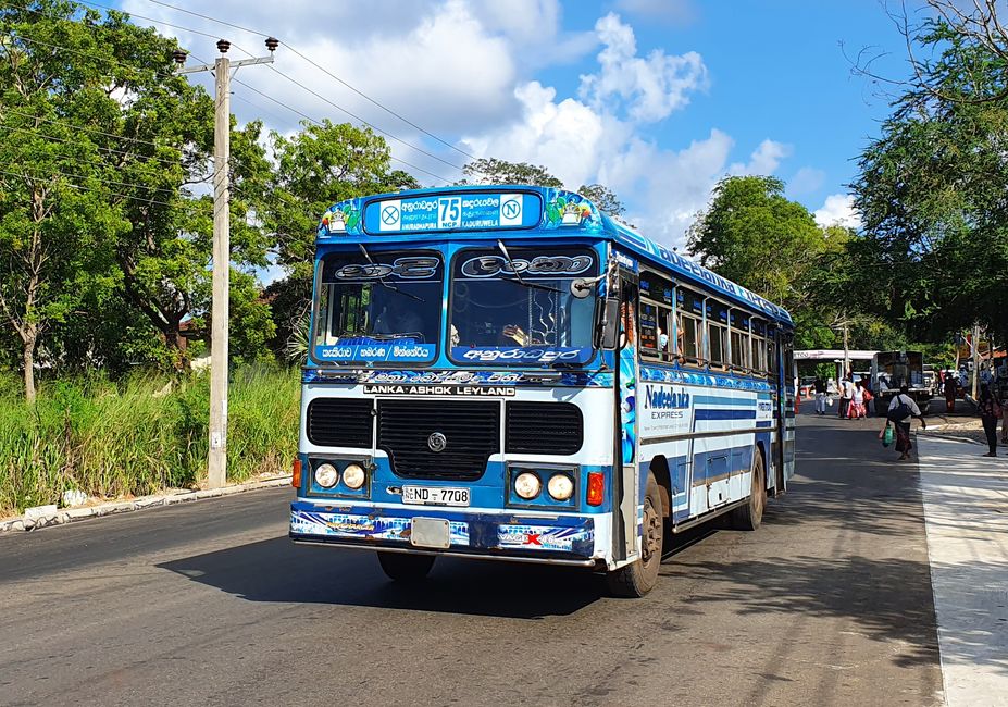 Traveling around Sri Lanka by bus