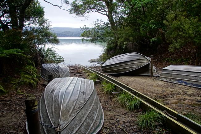 Paddelboote vor Lake Waikareiti