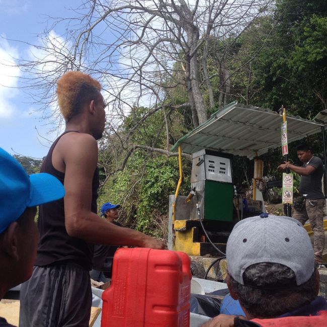 Tankstopp in Sabzurro