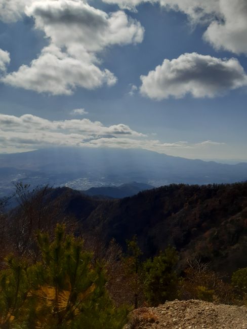Fuji #24 - leider schon wieder hinter Wolken UND Blick auf meinen Weg (im Prinzip kam ich den Bergrücken entlang)