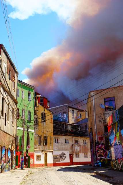 Feuer in den Hügeln hinter Valparaíso