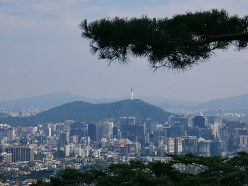 Blick auf den Seoul-Tower auf der Spitze des Namsan-Berges
