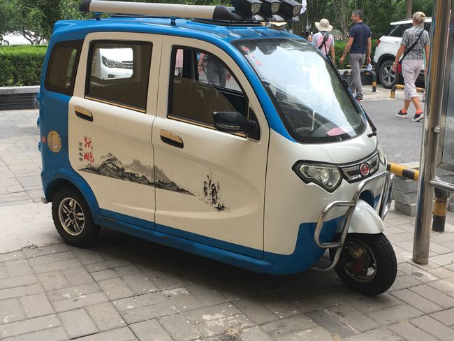 Bei Elektromobilität sind Chinesen ganz weit vor. Hier  mal ein zum Auto frisiertes Modell.