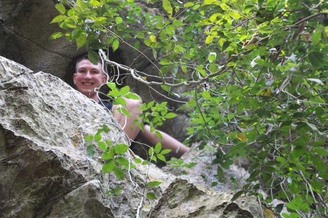 Jonas oben auf einem Steinvorsprung der Höhle