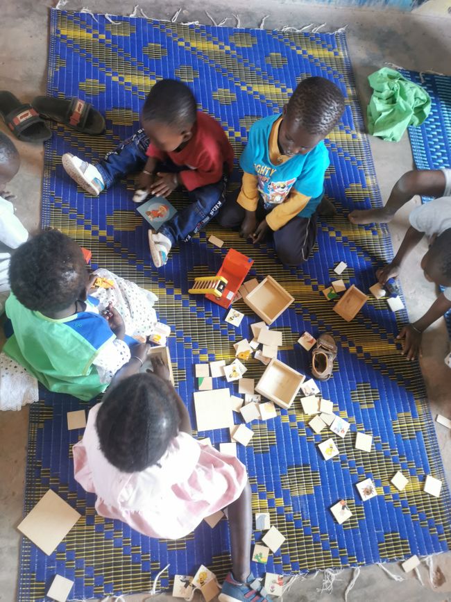 Divided into mats, the children can fulfill small tasks according to their age in small groups 