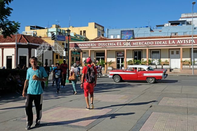 Zudem findet man in jeder Stadt hübsche Plätze und Fussgängerzonen (im Bild: Santiago de Cuba).