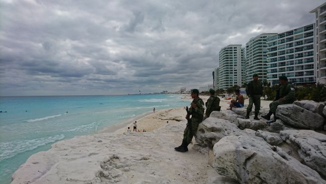für sicherheit sorgt ou s'militär - klassische cancun strand