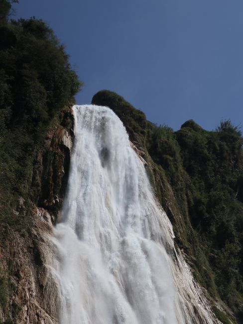 Our new highest waterfall ^^ (Day 160 of the world trip)