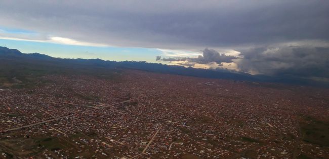 Anflug auf El Alto (und dahinter La Paz) in der Abenddämmerung