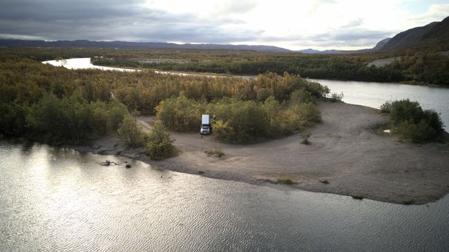 Ein klasse Stellplatz direkt am Fluss kurz vor der finnischen Grenze.