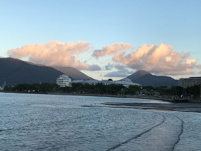 Blick entlang der Esplanade in Cairns