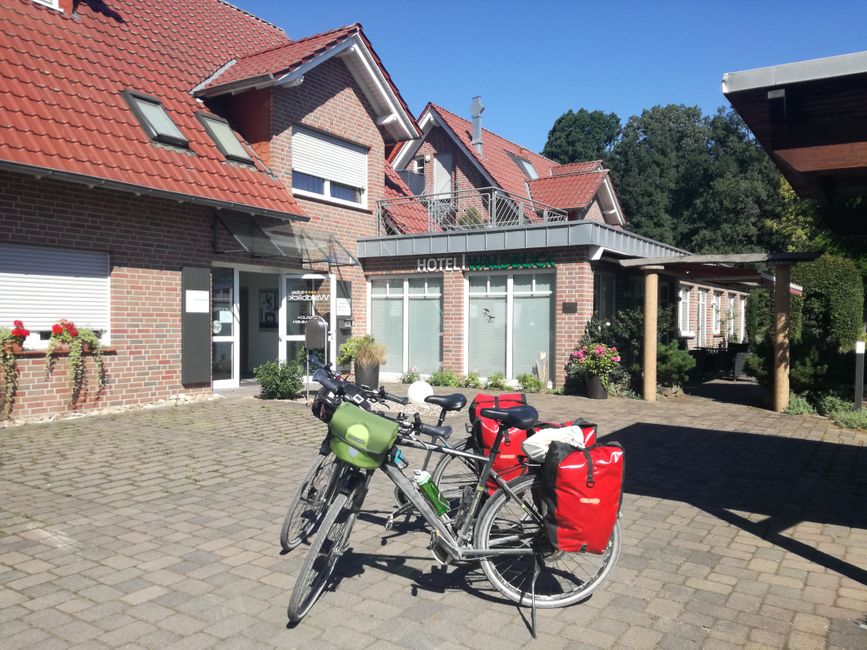 Das Hotel mit schönem Garten (am nächsten Morgen)