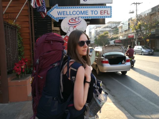 Eine Backpackerin auf dem Weg zum Hostel.