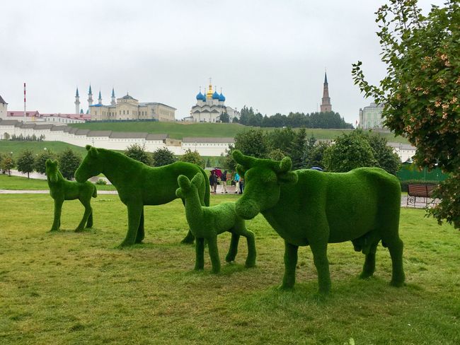 Weißer Kreml mit Kunstrasen- Tieren.