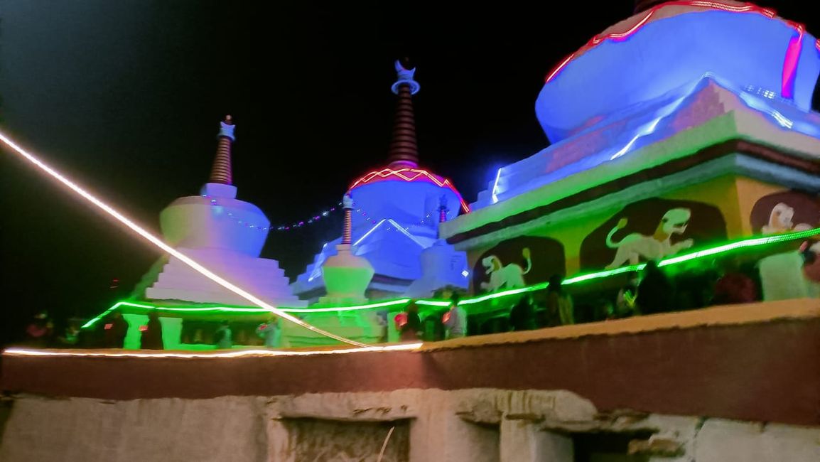 Angekommen, beleuchtete Stupas am Kloster Rinchen Palri