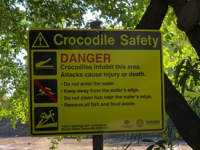Schilder wie dieses warnen überall vor den Krokos