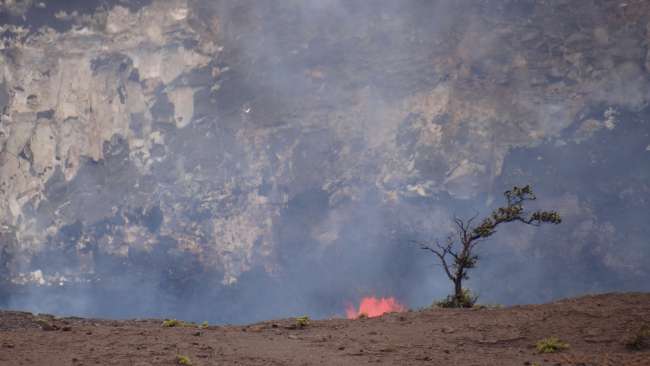 Kochende Lava im Vulkankrater Halema‘uma’u am Tag