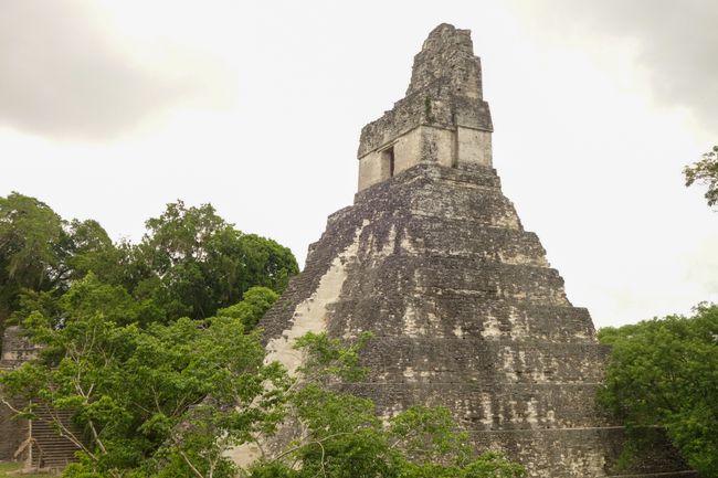 Mit den beiden großen Pyramiden. Der Tempel I wurde noch nicht restauriert. 