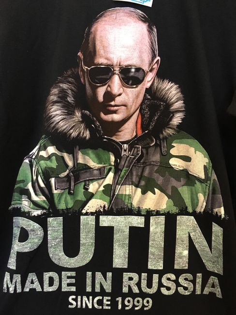 Von der Matrjoschka bis zum T-Shirt, Souvenirs mit Herrn Putin drauf sind in Russland sehr gefragt...