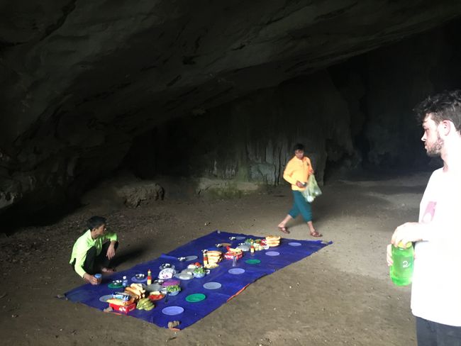 Mittagessen in einer Höhle