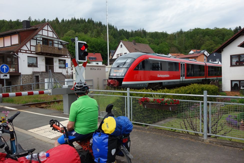 Hier fährt die Kurhessenbahn durch sehr pittoreske Landstriche!