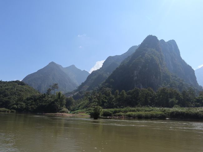 Augšup straumi uz Muang Khua ar laivu (Pasaules tūres 84. diena)