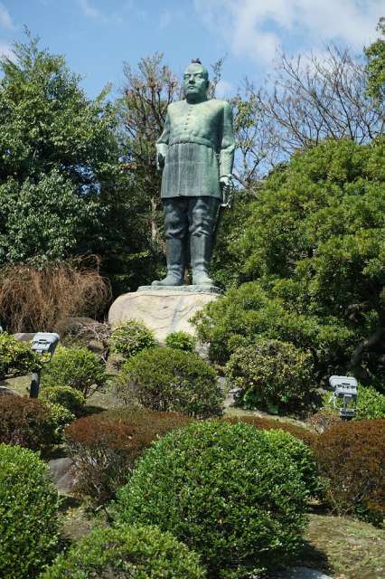 y que, gracias a la gran bahía y el volcán Sakurajima, realmente recuerda a Nápoles y al Vesubio. El volcán aún está activo (la última vez en 1914), sin embargo, la ciudad sufre de la ceniza volcánica durante pequeñas erupciones, y a menudo sale una nube de humo del cráter. Pero durante mi visita el volcán parecía tranquilo, lo que no estaba mal. El volcán, que parece casi majestuoso, se eleva sobre toda la ciudad y hay varios miradores desde los que, a 3 km de distancia, se podría ver una posible erupción.</p><p>Además, Kagoshima representa el antiguo lugar de nacimiento y la sede de acción del último samurái, que pertenecía a la familia gobernante Shimazu, la cual gobernó en Japón durante casi 700 años. El último samurái, Saigo Takamori, es venerado hasta hoy. Por lo tanto, al pie del Parque Shiroyama también se erige una estatua de él y un monumento en el lugar donde se suicidó en cumplimiento del código de honor, después de haber perdido la última batalla de la revuelta Satsuma en 1877. Quizás alguien ha visto la película 