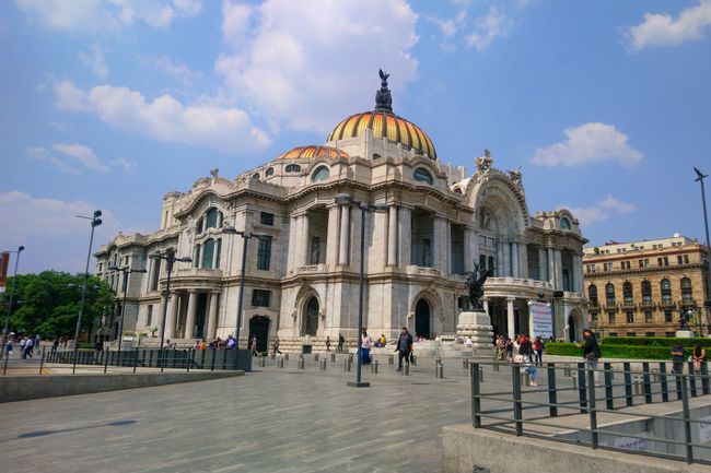 Dann ein Rundgang durch die Stadt. Hier der Palacio de Bellas Artes. Die bedeutendste Kultureinrichtung des Landes. 
