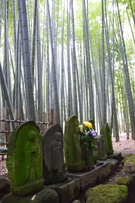 Kleine Figuren im Bambus
