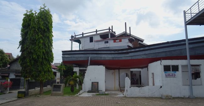 Diese Boot wurde beim Tsunami 2004 auf das Hausdach gespült 