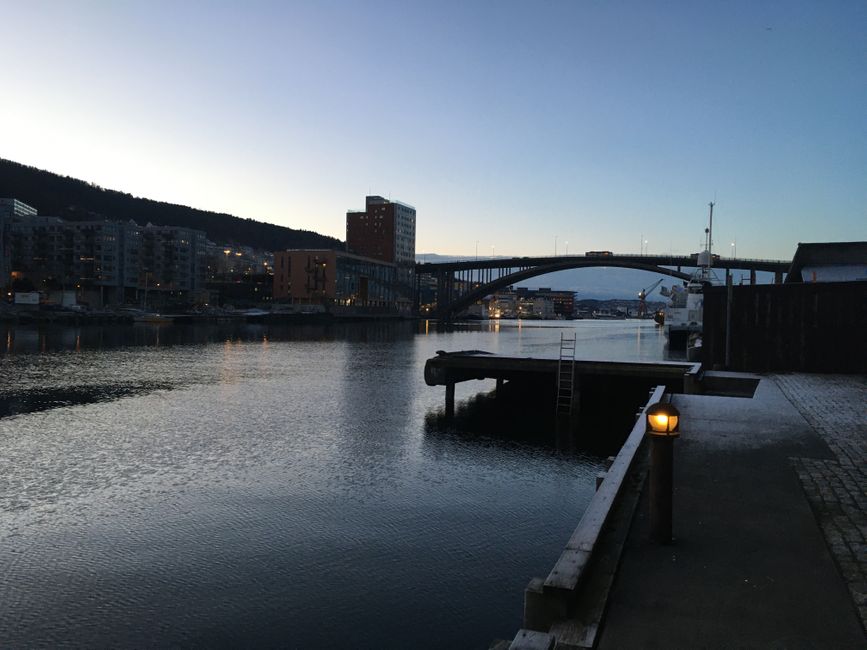 Tag4,  die Straße auf der Brücke heißt Puddefjordbroen