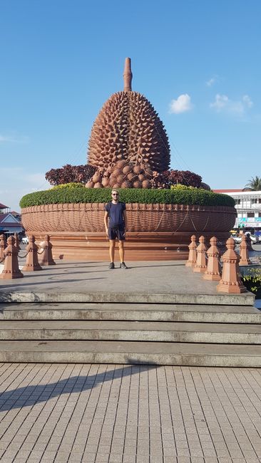 When I arrived in Kampot, I really wanted to meet new people again. Before that, I was constantly alone, as I had actually planned to travel with Benedikt. But here in the hostel I met Marina from Canada. I walked through the city with her.