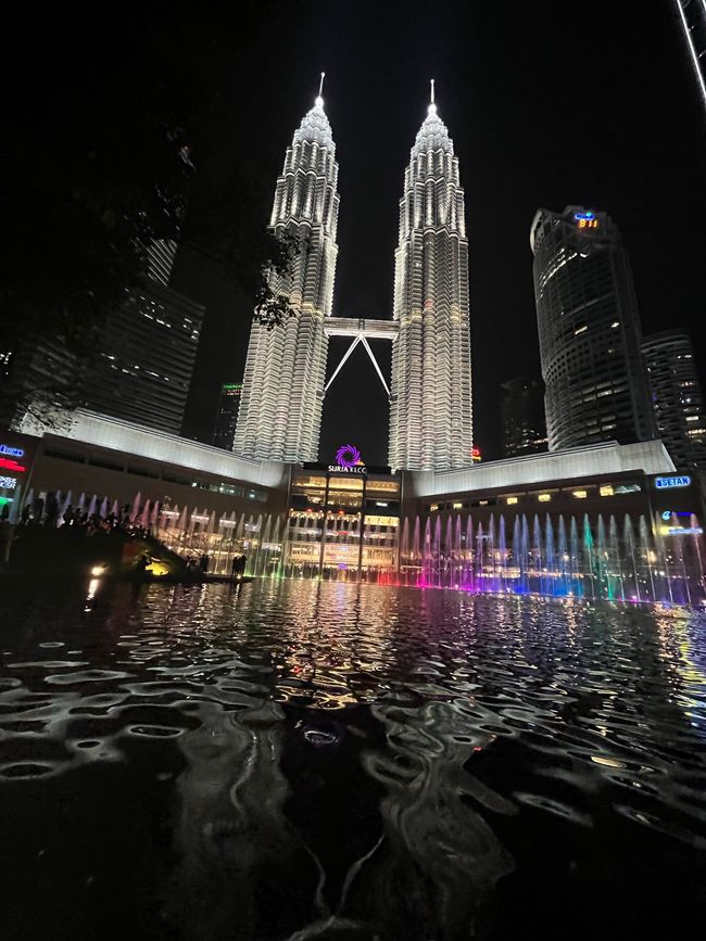 Petronas-Türme bei Nacht mit Lichtershow