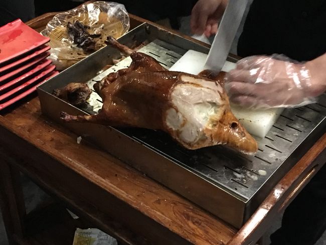 北京烤鸭：不可错过。