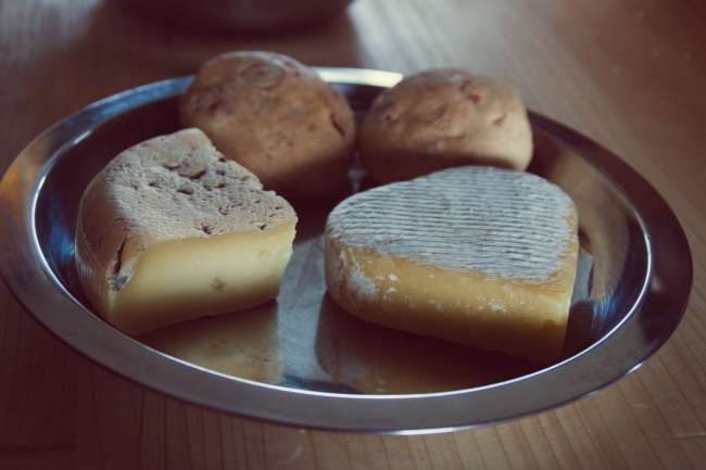 Hausgemachter Käse aus dem Nonnenkloster in Poka