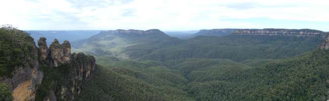 View of the Jamison Valley with the Three Sisters from Echo Point Lookout