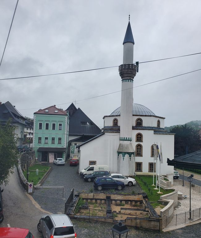Moschee im Regen - vom Hotelzimmer aus fotografiert