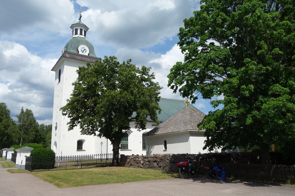 Mittagspause neben einer Kirche. Schwedische Kirchen sind tags immer offen und haben immer ein WC & Wasser!