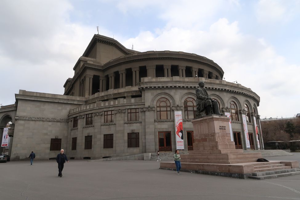 Opernhaus mit Freiheitsplatz