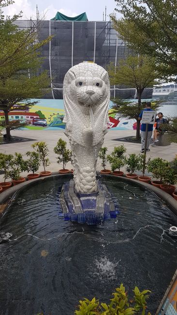Das Wahrzeichen Singapurs: der Merlion. Ein Löwenkopf mit Fischkörper. 