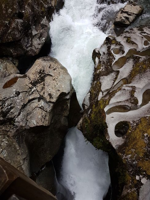 Wasserfall mit krassen Löchern 