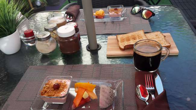 Frisches Obst und Kaffee zum Frühstück