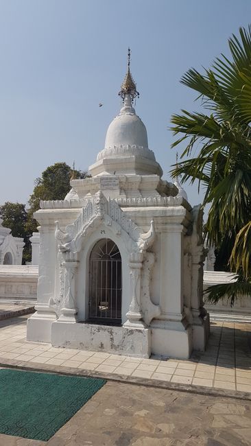 Kuthodaw Pagoda. 