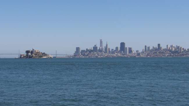 Links Alcatraz und rechts die Skyline von San Francisco