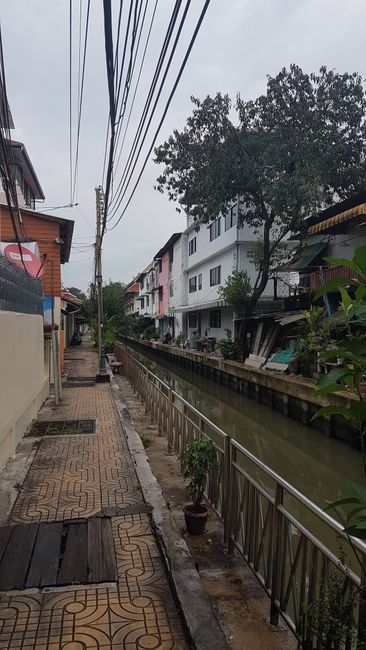 Near the hostel, narrow alleys run along the water. It seems a bit intimidating at first, but everything was fine.