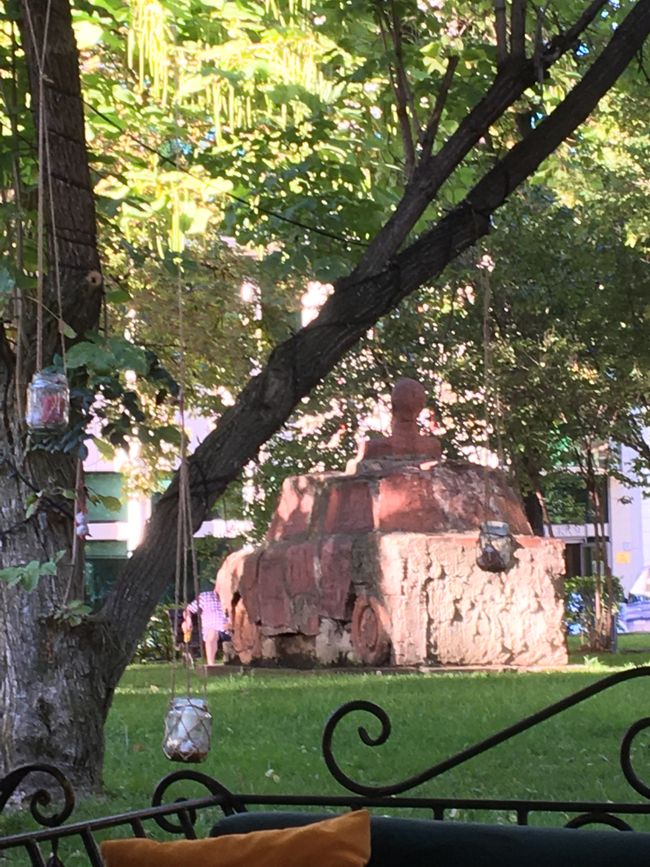 Gartenbar mit Trabi-Skulptur