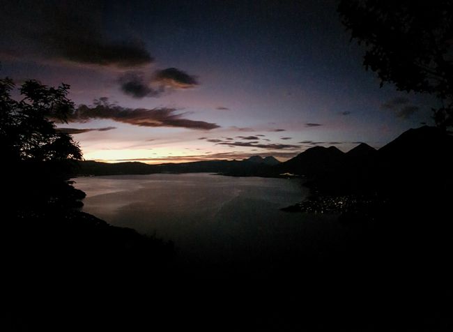 Warten auf den Sonnenaufgang am Lago Atitlán (mehr dazu im nächsren Bericht)