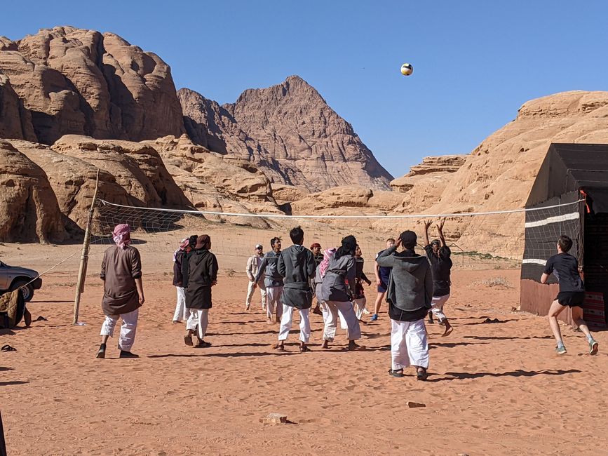 Volleyball mitten in der Wüste